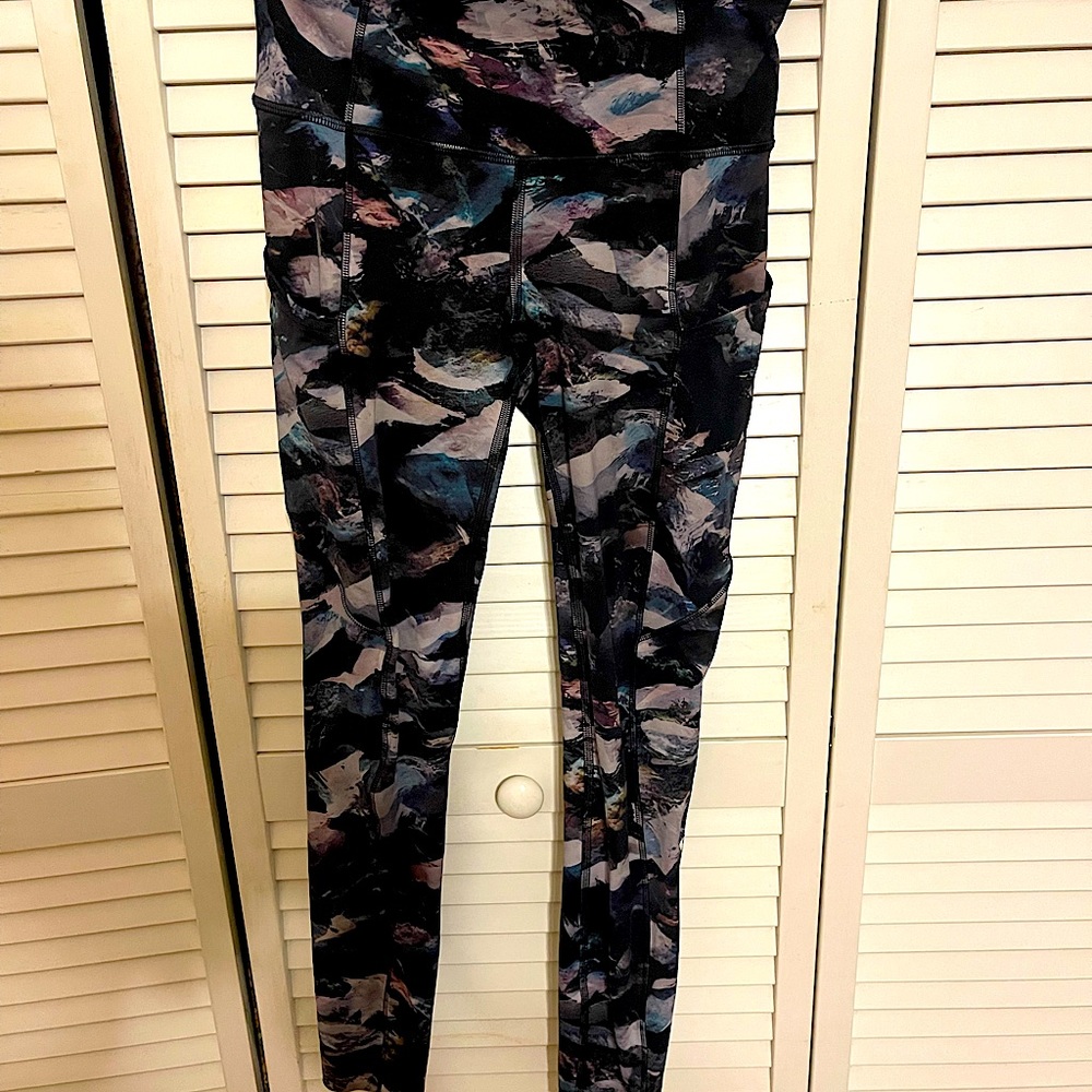 Lululemon Fast and Free High- Rise 2 Tight 25'' leggings, size 2, Glacier Camo
